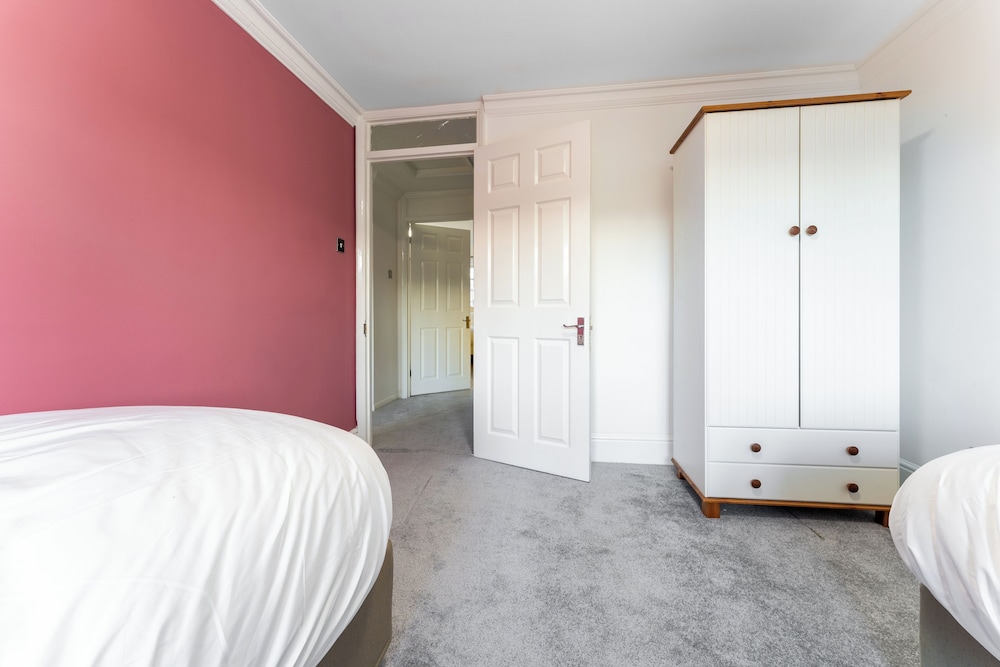 4-bed Home in Purley Near Gatwick Airport London