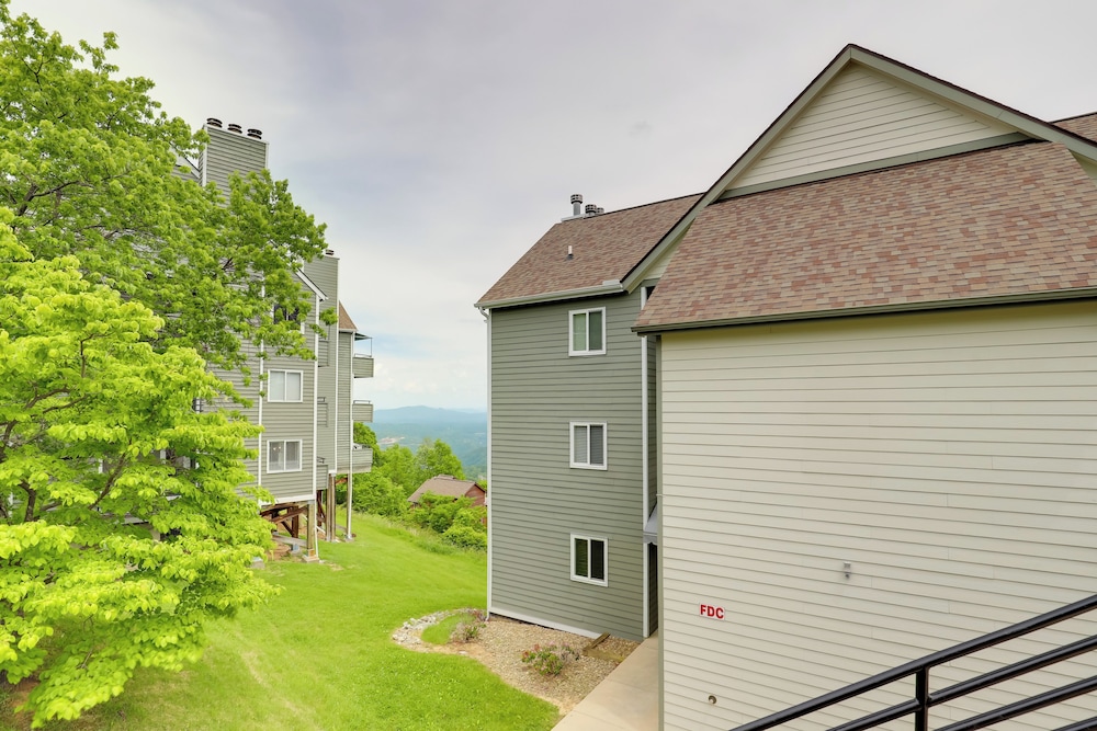 Smokies Condo 3 Mi to Nat'l Park + Hot Tub Access