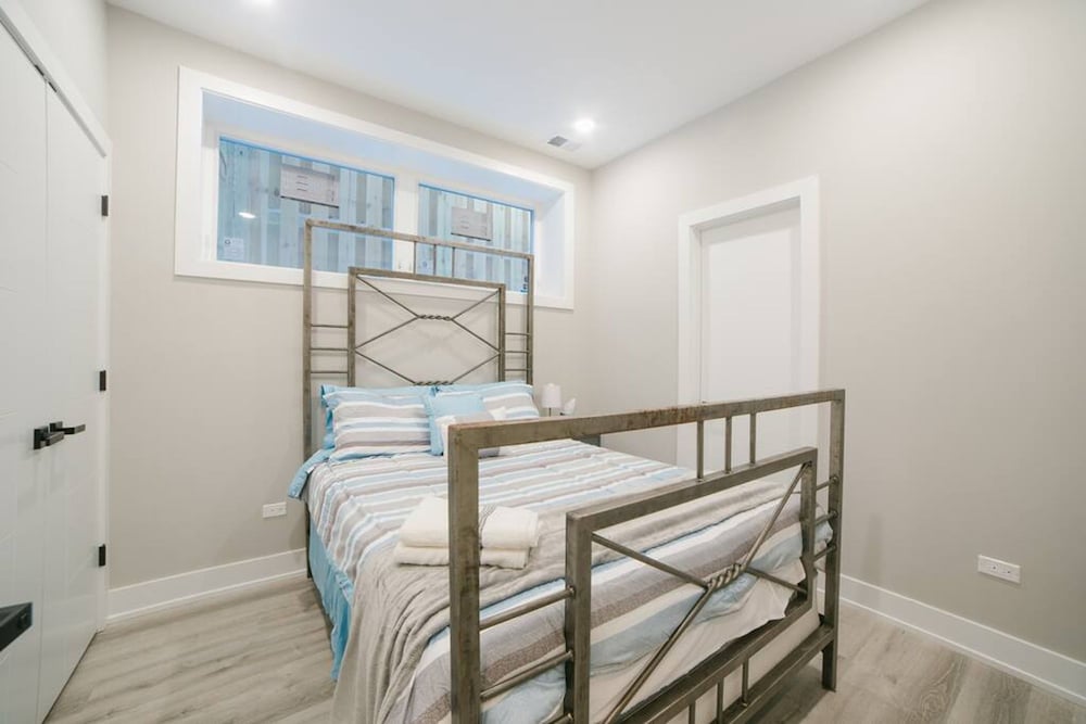 Magnificent NEW Home w 8 Beds Free Parking