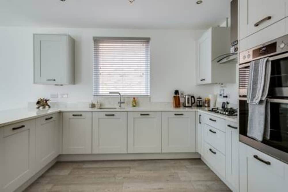 Stylish 4-br House With 3 Ensuite Free Parking