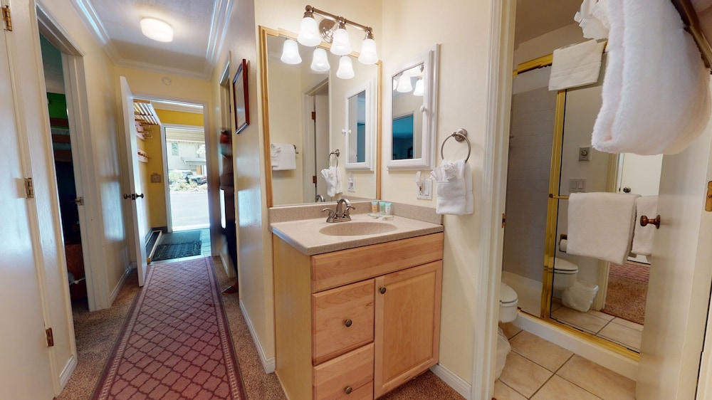 Chateau de Montagne 42 Spacious and Updated Family Townhome with Private Washer Dryer and Great Complex Amenities by RedAwning