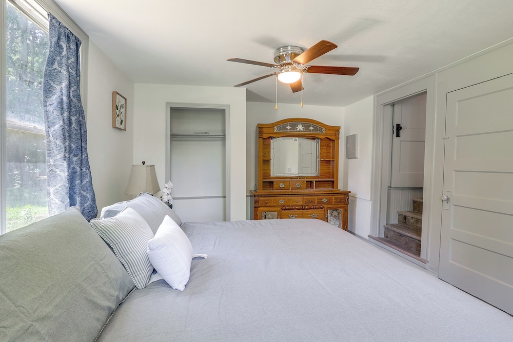 4 Mi to Dtwn: Charming Retreat in Wichita!