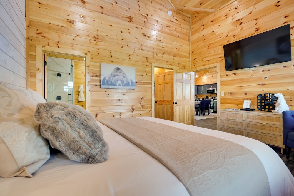 1 Mi to Douglas Lake: Blissful Escape w/ Hot Tub!