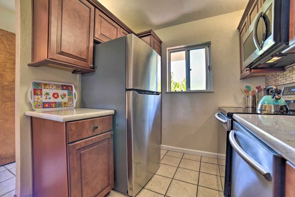 Ocean-view Kihei Condo w/ Lanai: Steps to Beach!