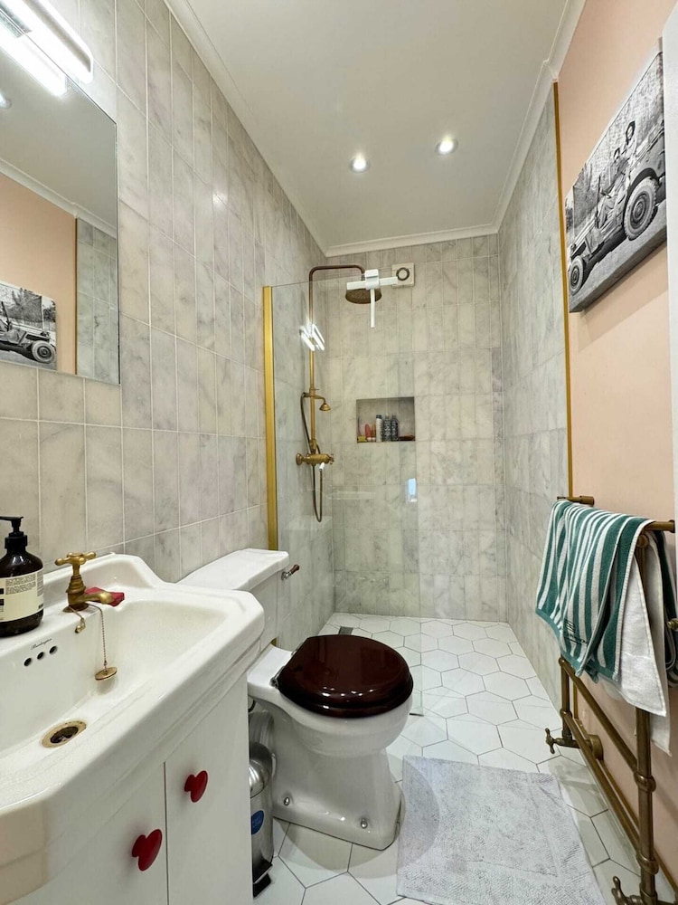 Homely Flat W/terrace, 3 Mins to Battersea Park