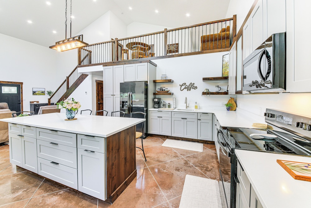 Relax, Reconnect & Explore: Modern Idaho House!