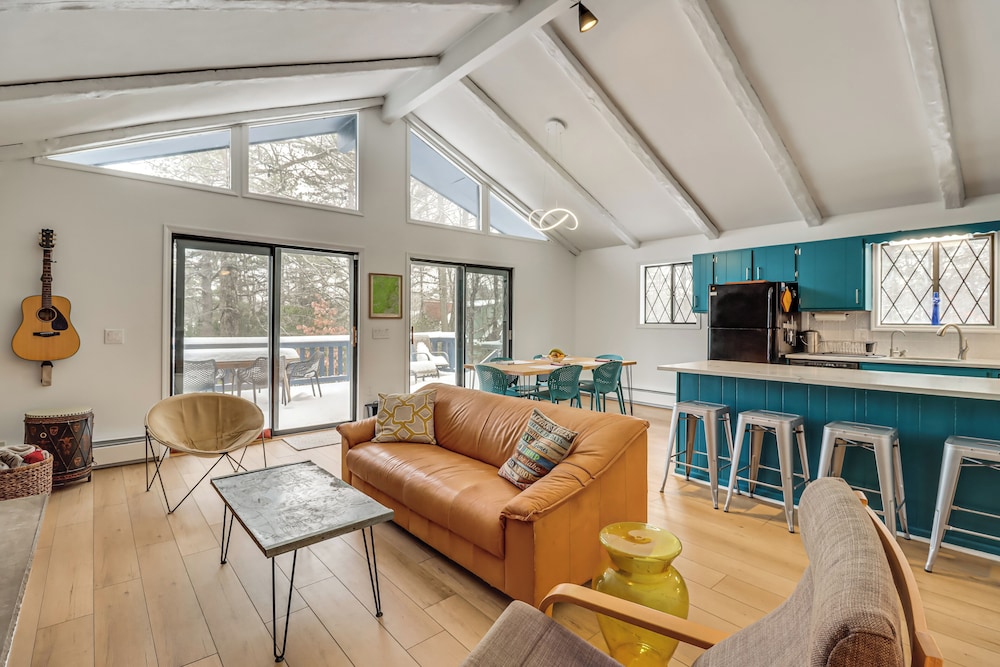 Direct Lake Access! Vibrant Long Pond Hideaway