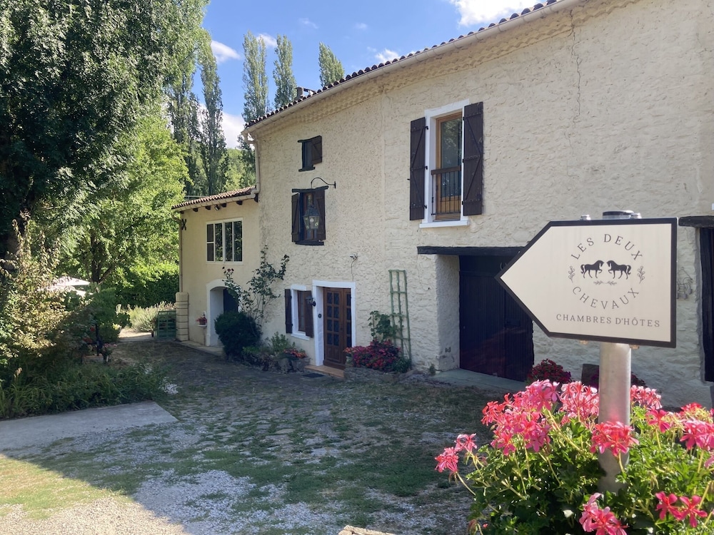 Les Deux Chevaux Guesthouse