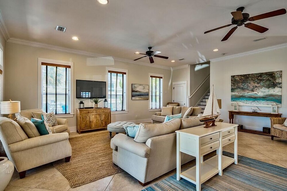 Peaceful Pelican 6 Bedroom Holiday Home by Five Star Properties