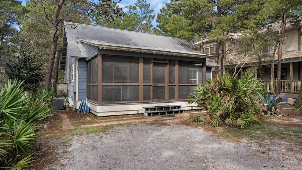 Pet Friendly Beach Home; 2 Minutes to Beach & Eastern Lake view 5