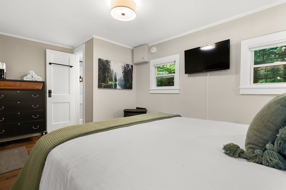 The Aurora Inn & Cottages