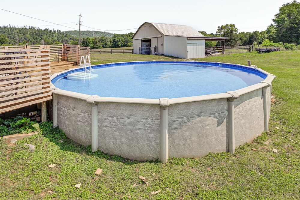 Near Dtwn Somerset: Tranquil Getaway w/ Fire Pit