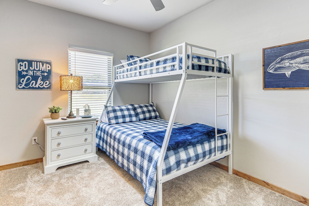 1 Mi to Lake Texoma: Expansive Outdoorsy Escape!
