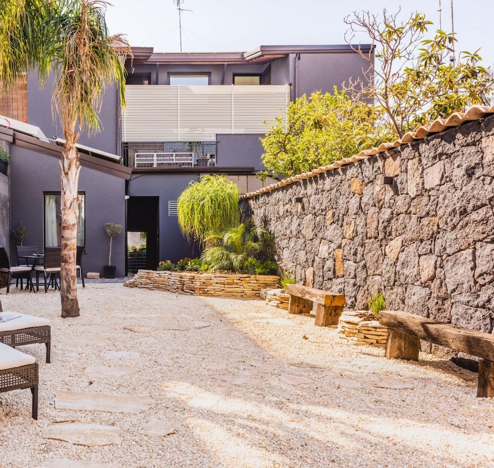 Leone Apartment With Garden by Wonderful Italy