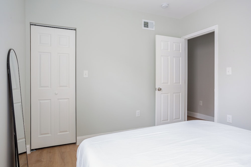 Stylish Minimalist Stay in City Center