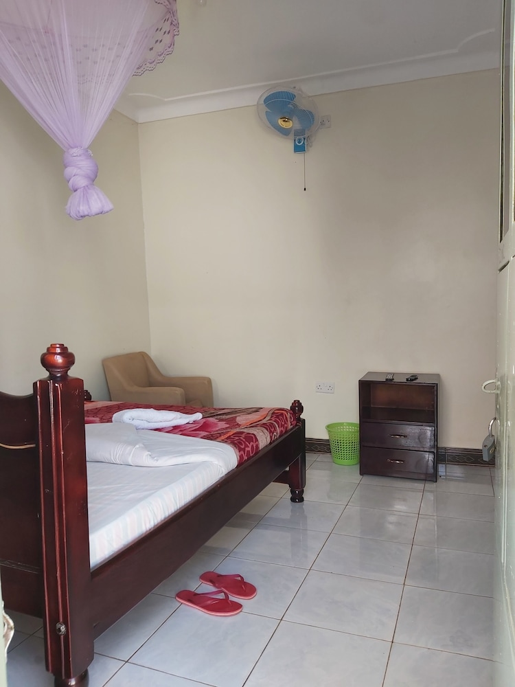 Famko Hotel - Sleeps 24 - Parking - Garden view 5