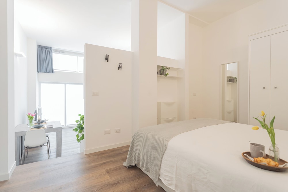 A Step From the Dome Apartment by Rent all Como