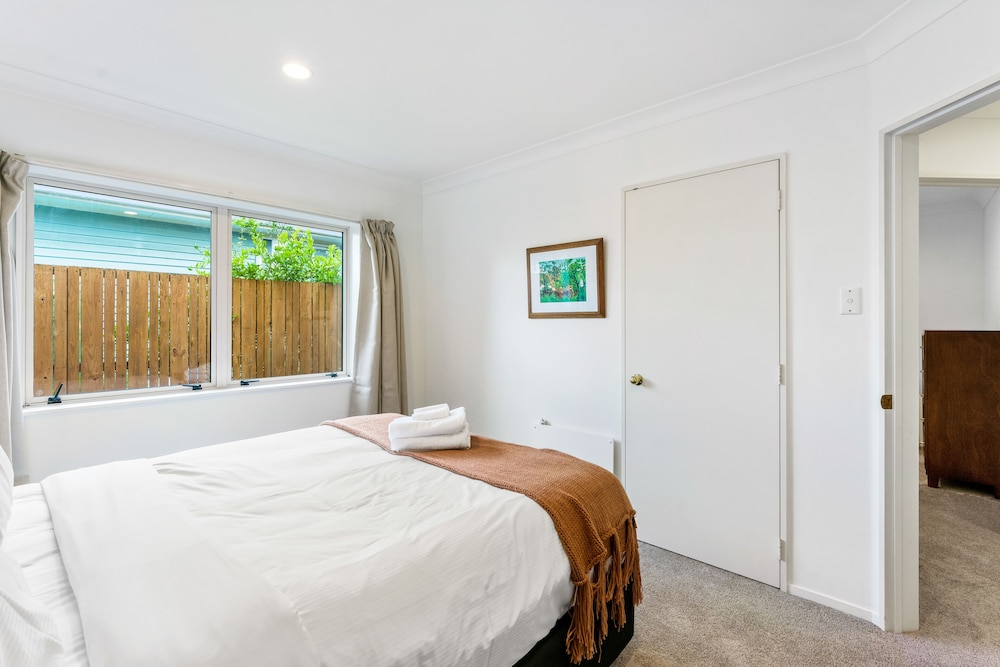 Central City 3BR Paradise- Sky- Netflix view 5