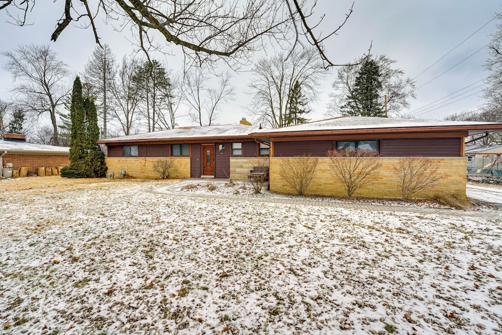 Fire Pit & Yard: Family Home in Farmington Hills!
