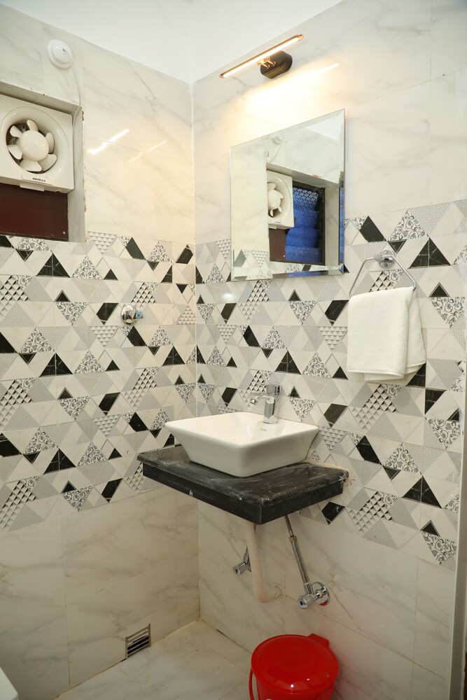 Aashhiana Guest House Entire 2BHK Service Apartments, Kolkata