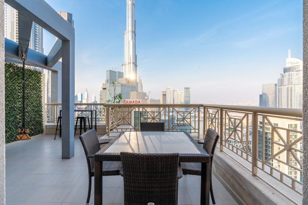 Luxury 2BR Downtown Apt With Burj Khalifa View