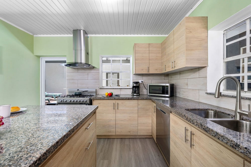 Renovated 4br2ba w Private Pool in Prime Location
