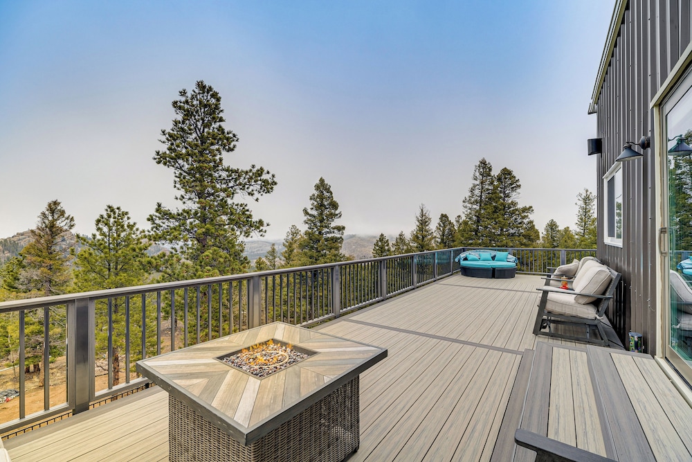 Florissant Home w/ Hot Tub, Putting Green & Views! in Lake George, US