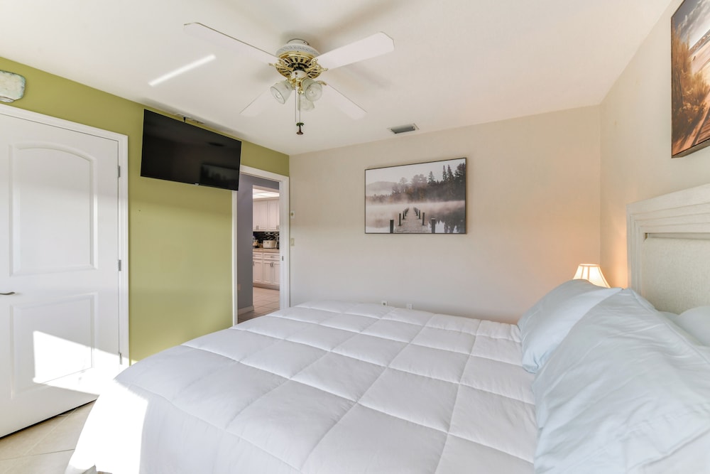 Fish, Swim & Relax: Canal-front Port Charlotte Gem