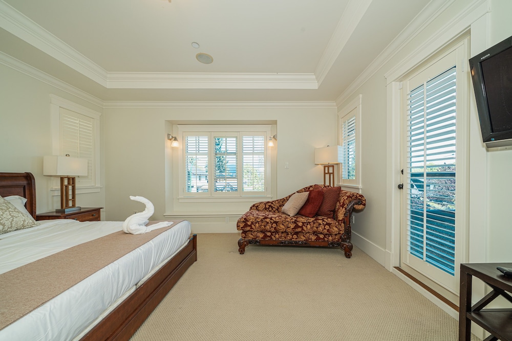 Elegant & Cozy Escape West Vancouver