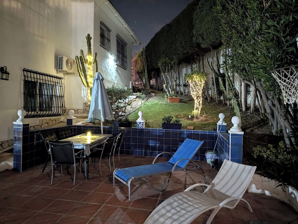 2 Bed Villa - Sleeps 5 - Private Pool & Garden