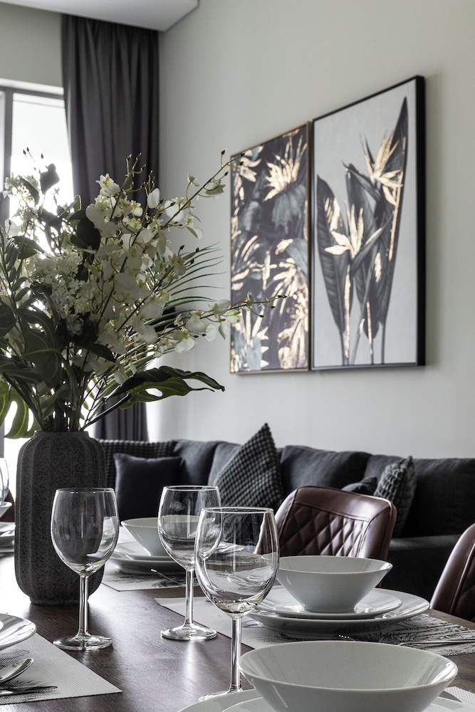 SIMPLY COMFORT Urban Chic Suites in J One Tower City & Canal Views