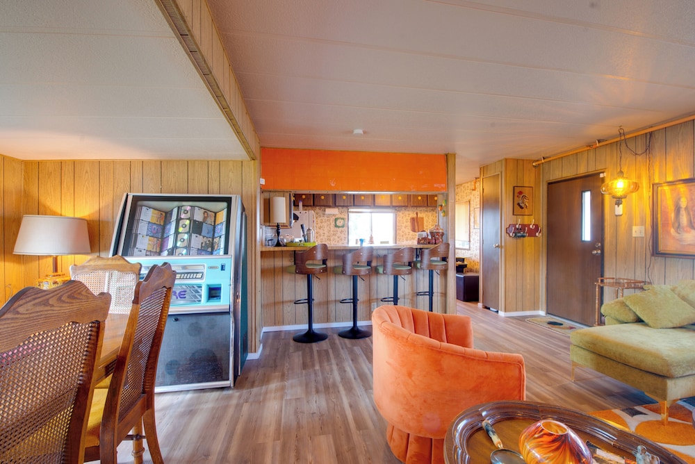 Walk to Beach! Fun Retro Retreat in Ocean Shores