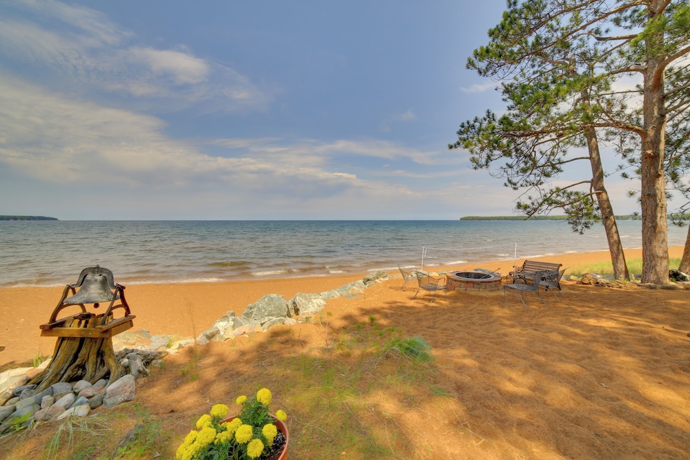 Private Sandy Beach: Lake Superior Group Retreat