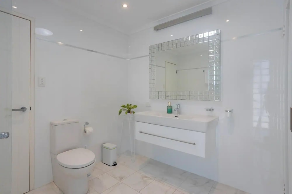 Beautiful 3BR Beachside Apt in Cottesloe!
