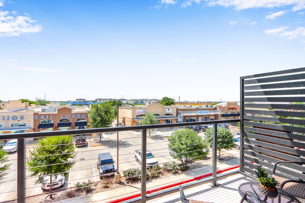 Modern Hill Country Condo for 4 w/ Resort Perks!