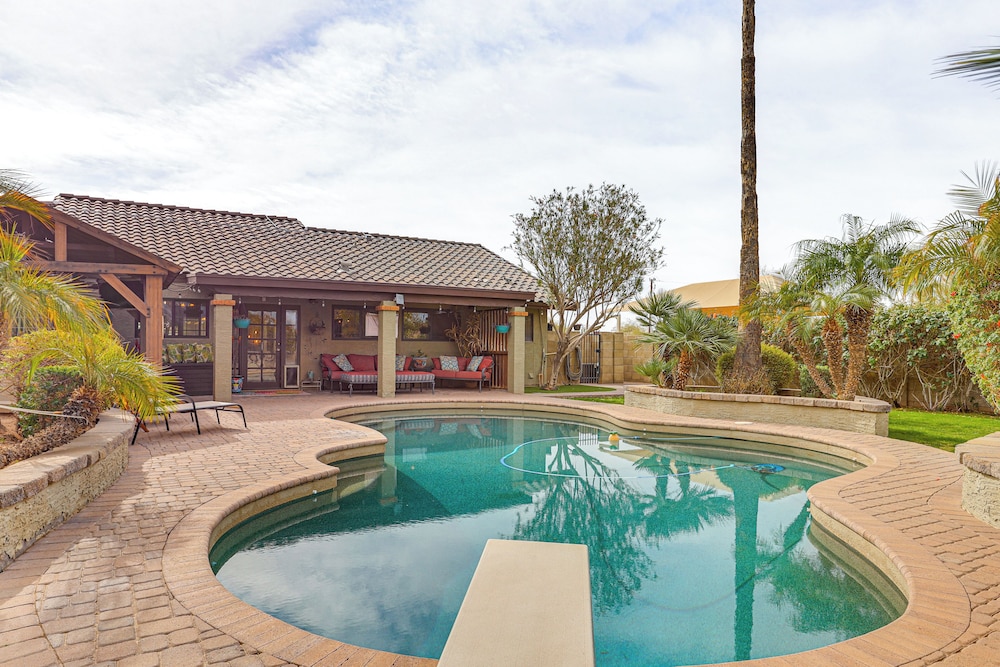 Horsey Hideaway: Ranch House in Cave Creek!