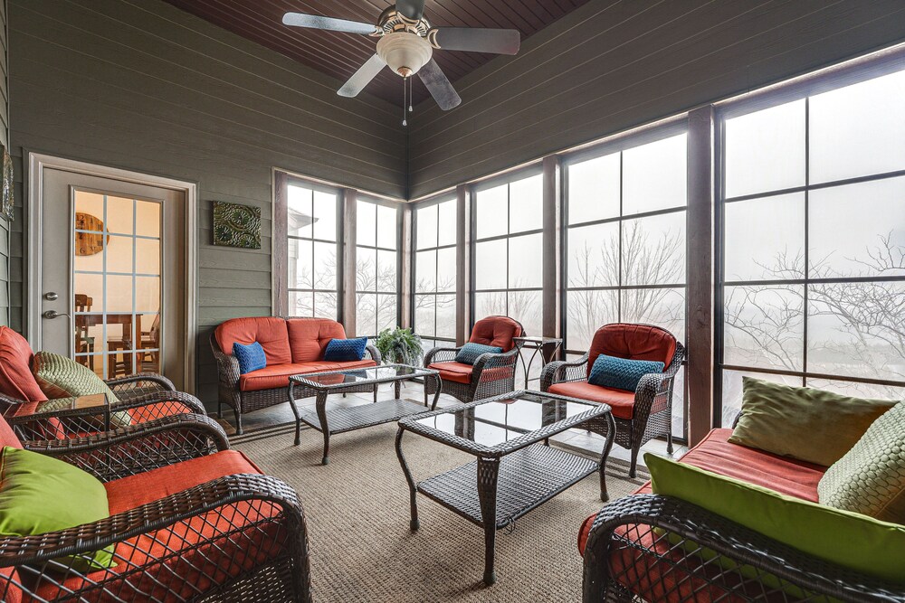 Relax Fireside: Branson West Gem w/ Hot Tub Access