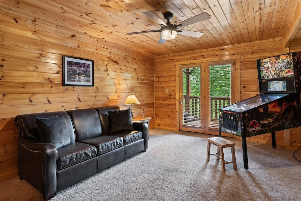 Triple Mountain View Stunning 4 BDR Cabin w/ Private Hot Tub, Game Room