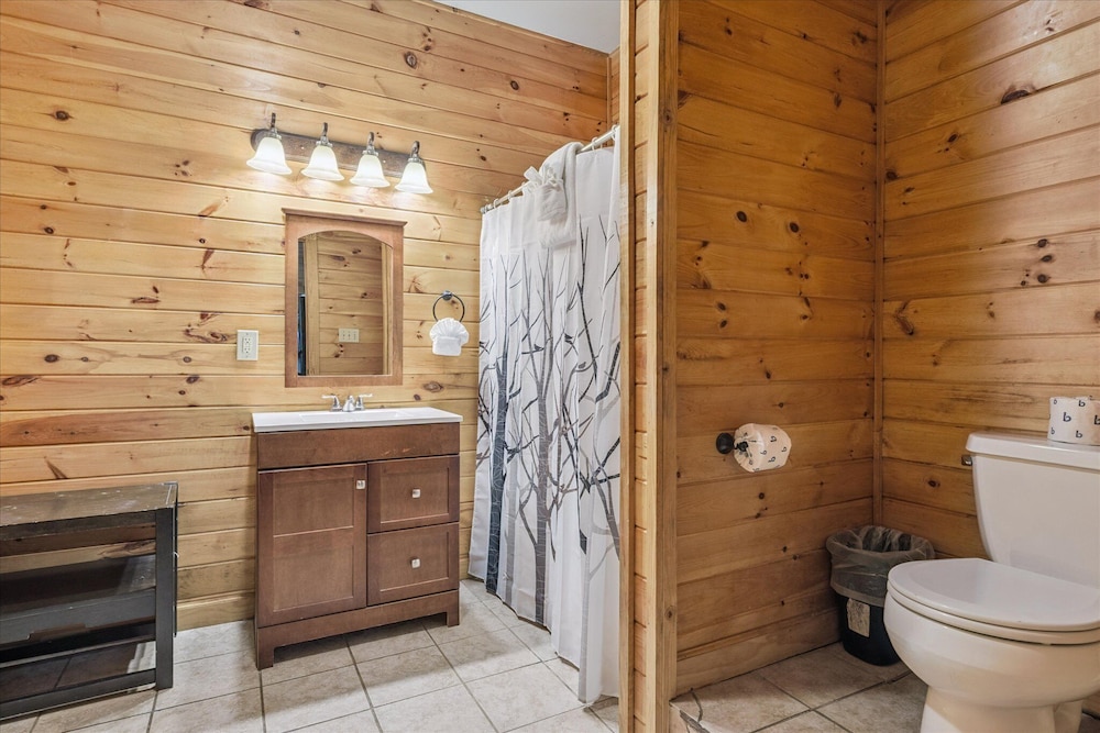 River View Dog Friendly Game Room w Hot Tub