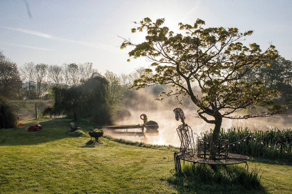 Lakeside Sussex Retreat