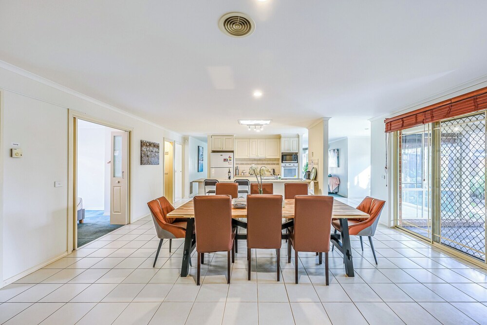 StayAU Family Retreat w/Pool Table in Cranbourne