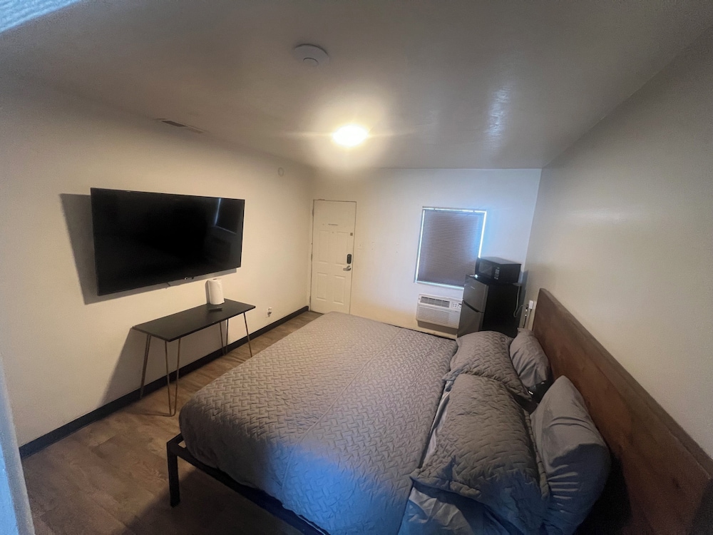 Mac's Motel