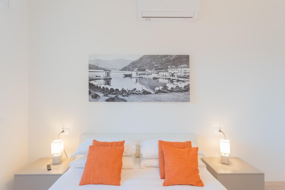 Via Crispi in Como With 1 Bedrooms and 1 Bathrooms view 4