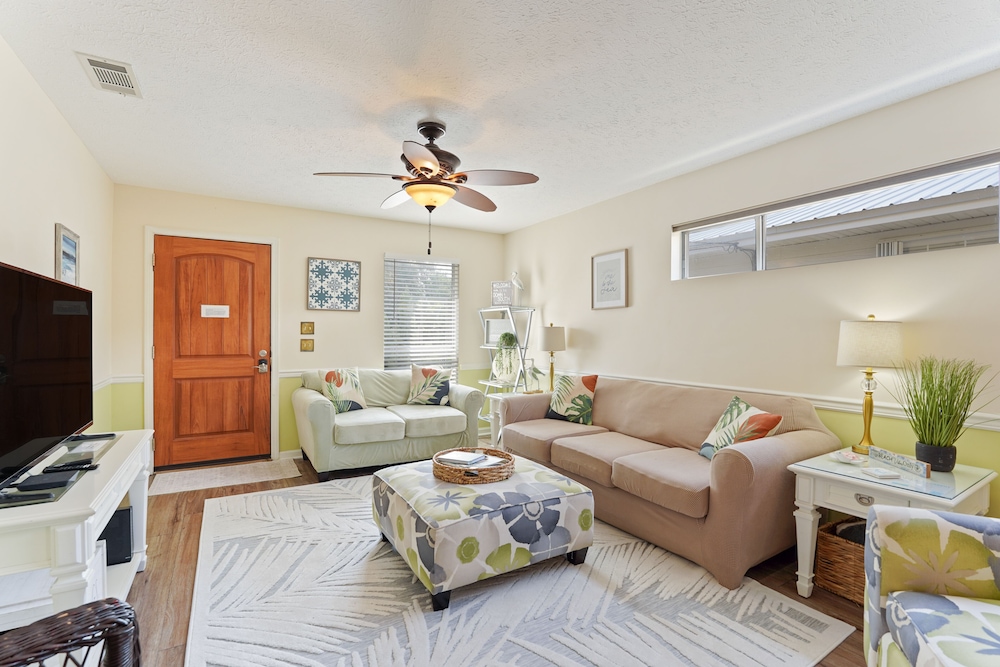 Breezy PCB Vacation Rental w/ Lanai, Walk to Ocean