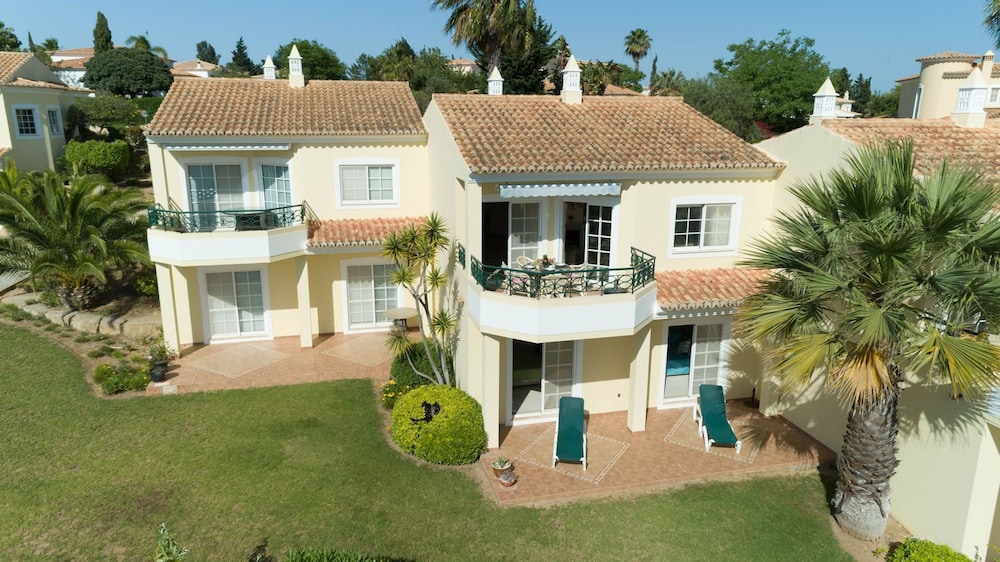 49 Presa da Moura Superbly 2 Bed Townhouse Clos