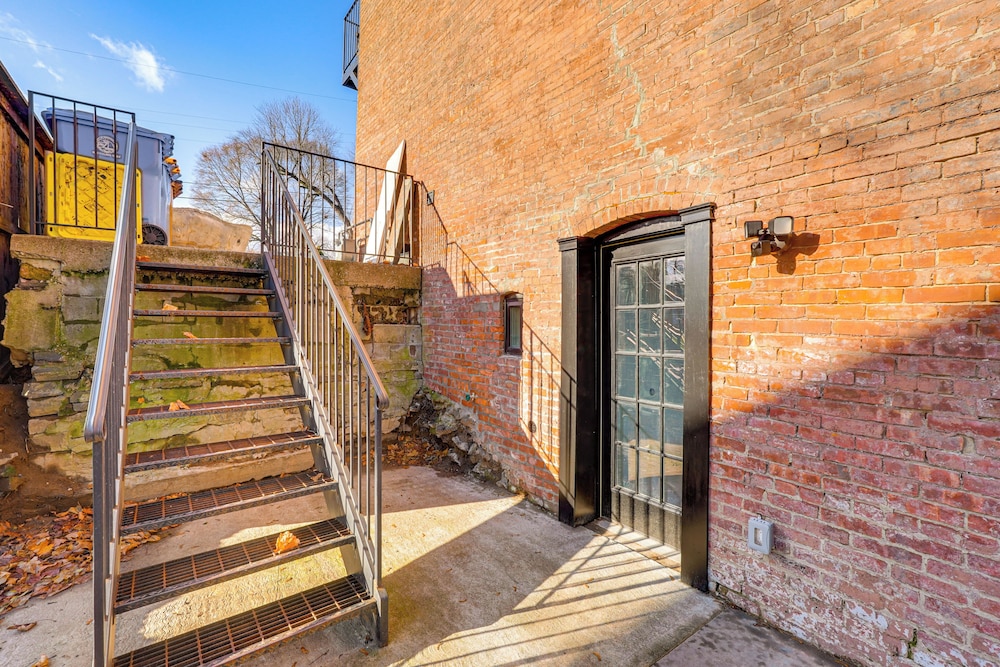 Walk to Waterfront: Chic Hudson Valley Garden Apt