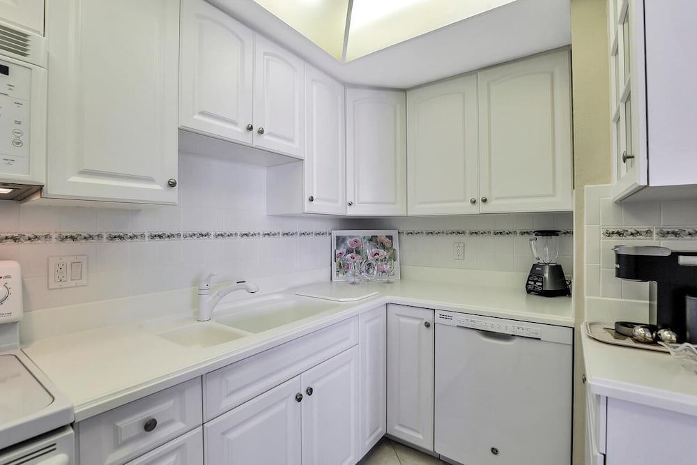 Sunny Beachfront Condo With Pool and Sw-facing Balcony