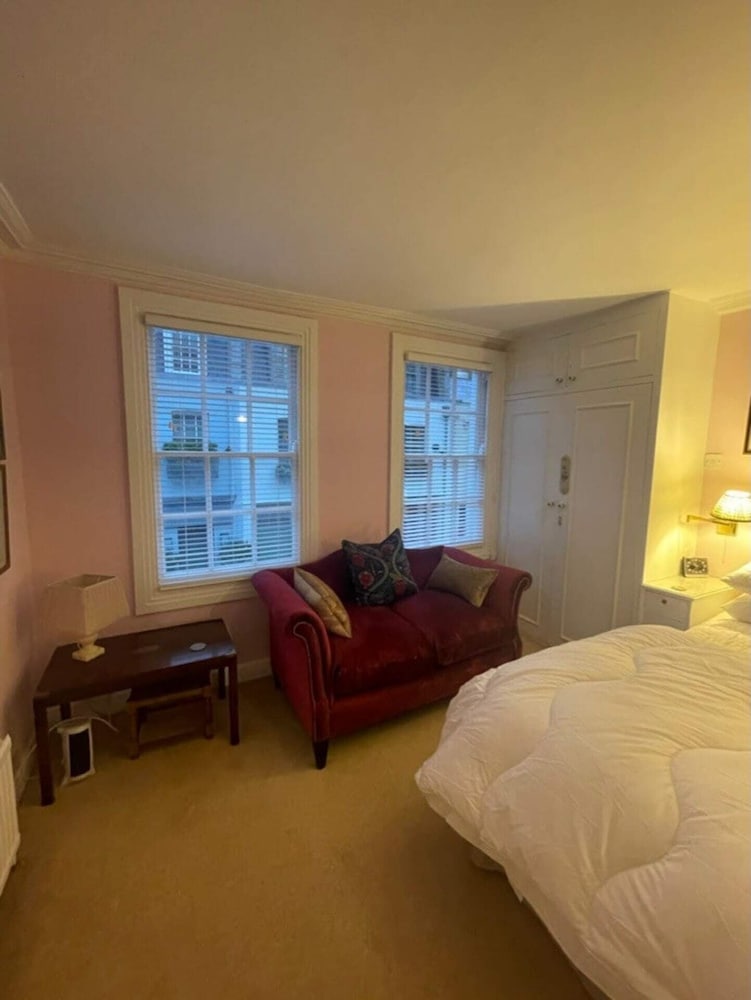 Expansive 4BD Home- 15 min From Buckingham Palace!