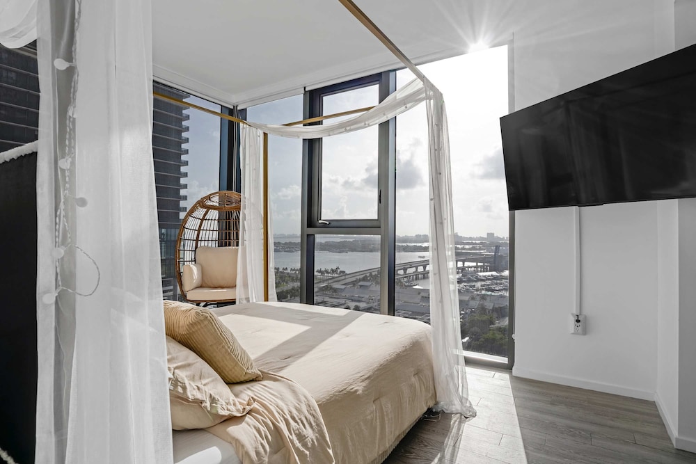 CBD Luxepad 2b2b With City Bay Views Gym Lounge