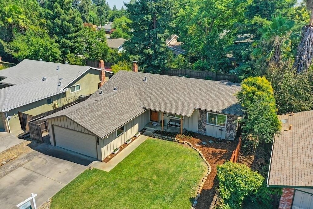 Family-friendly Getaway Near Slide Hill Park 3 Bedroom Home by RedAwning - Property Image 12